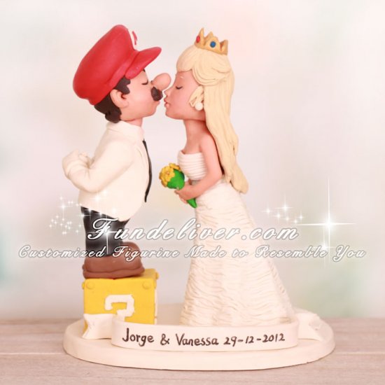 Kissing Mario and Peach Wedding Cake Toppers - Click Image to Close